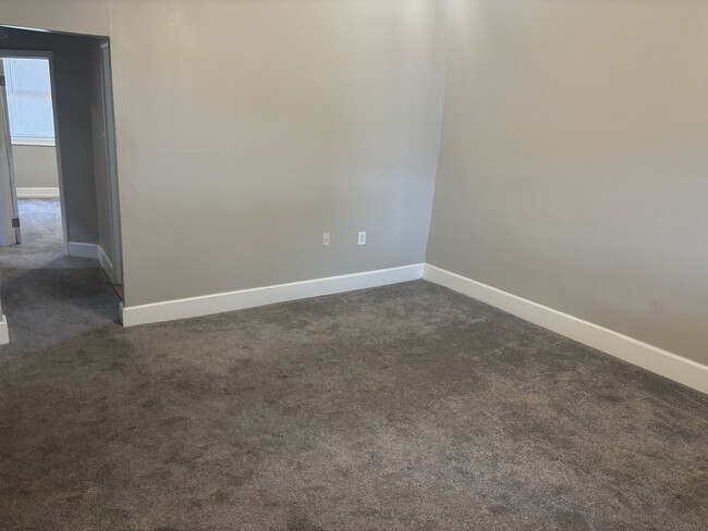Livingroom - 2440 Callow Ave Unit 2nd Floor