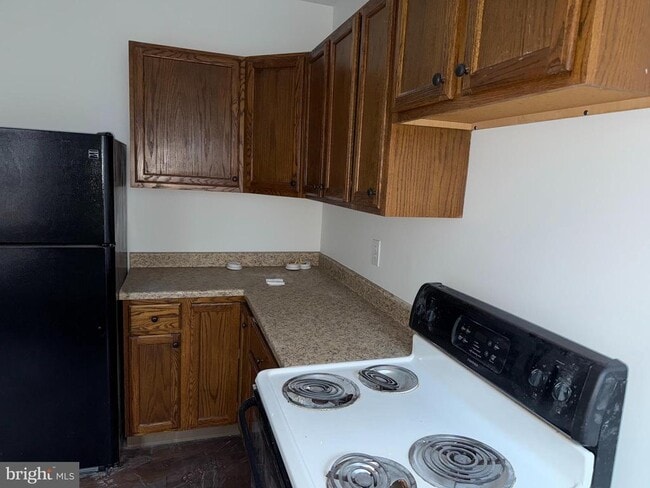 Building Photo - 645 E High St