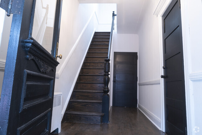 Building Entry - 106 Beadel St Unit Apt 2