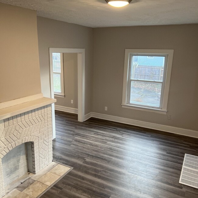 Photo - 931 Peerless Ave