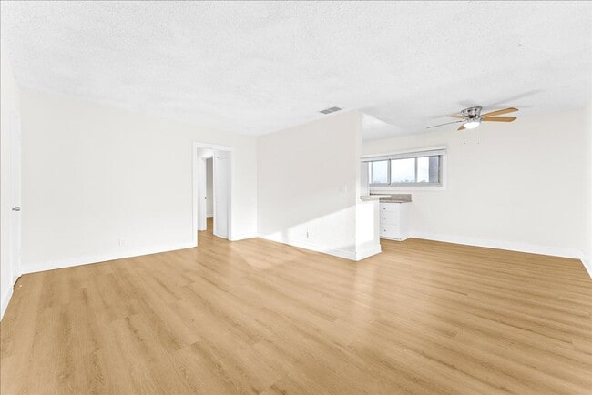 Building Photo - 3116 W 99th St Unit 04