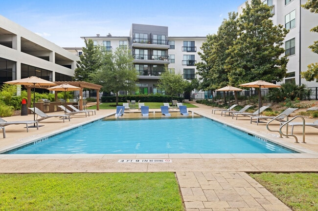 Building Photo - Villages at Domain