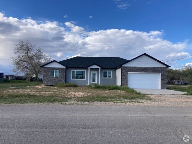 Building Photo - 1 bedroom, shared bathroom, kitchen, livin... Rental