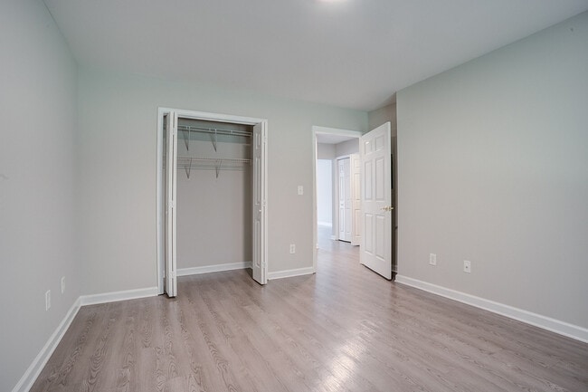 Apartamentos Colonial Village Lincoln NC Plano de planta Platinum Dormitorio Pisos mejorados - Colonial Village