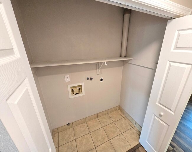 Photo - 3 BEDROOM END UNIT TOWNHOUSE FOR RENT IN V...