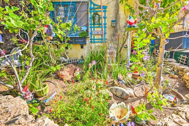 2434 Cloverfield Blvd Apartment - Image 