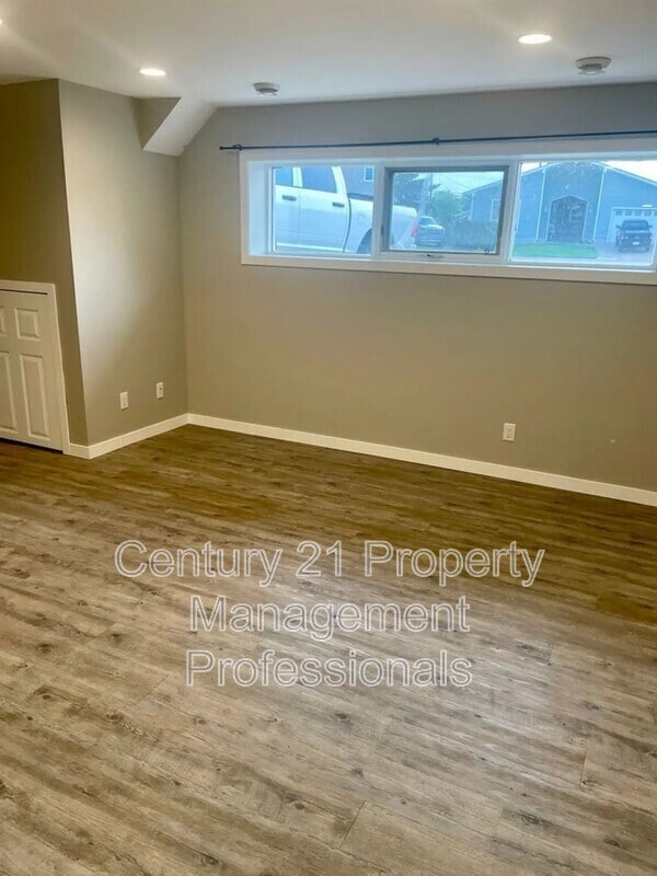 Photo - 5119 55 Ave