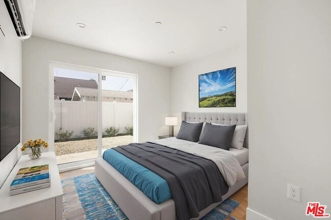 Photo - 714 W 41st Pl Unit 1/2