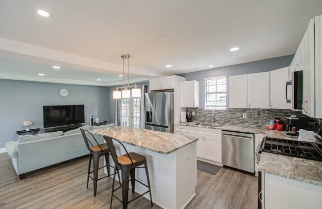 Photo - 3330 Kelton St