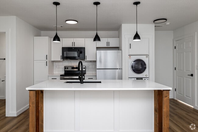 1BR, 1BA - 825SF - Kitchen - Jayel Luxury Townhomes