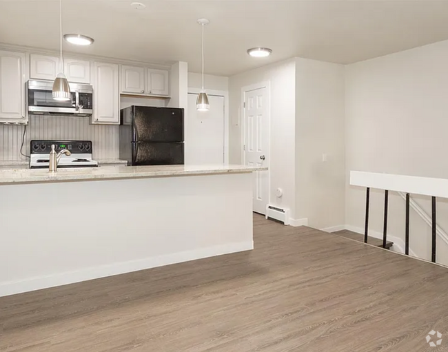Building Photo - FALL PRE-LEASING! 3 Bed 1.5 Bath Condo on ... Unit 123