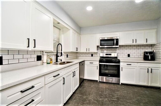 Photo - 2404 Oaks Dr