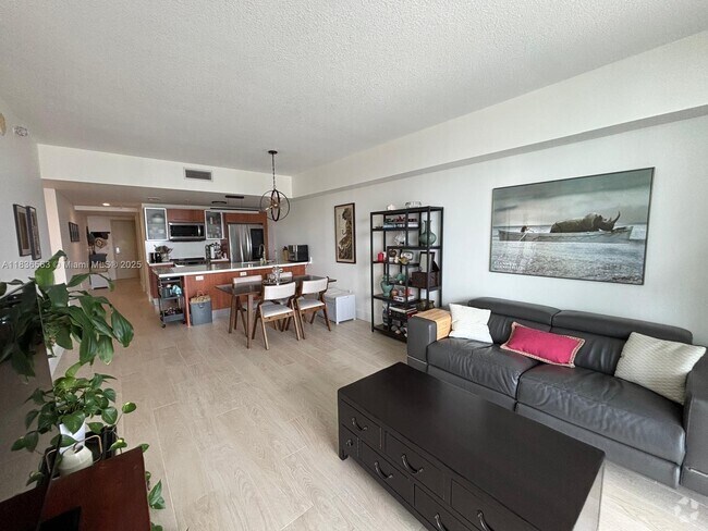 Building Photo - 185 SW 7th St Unit 3403 Rental