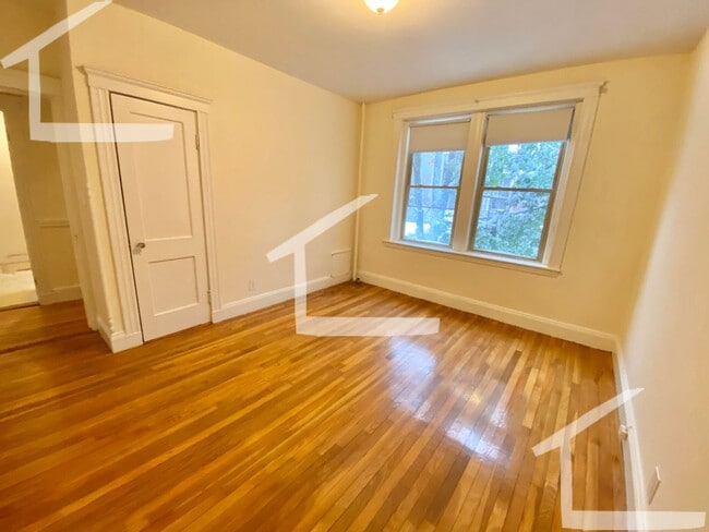 Building Photo - Charming 1 Bedroom