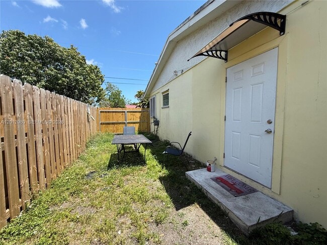 Building Photo - 15831 SW 100th Ct Unit B