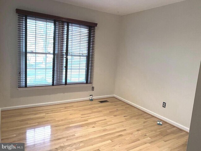 Photo - 13 Dickens Square