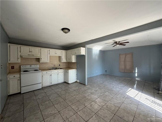 Photo - 10 Cardinal Ave W