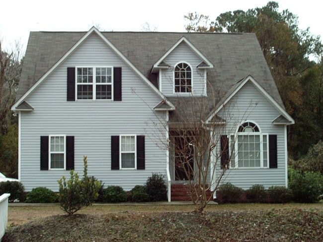 Building Photo - Student friendly! Large 5 BR, near WB and UNCW fireplace, 2 car garage , deck