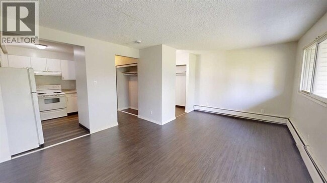 Photo - 5117-5144 44 St