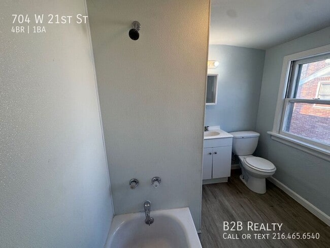 Photo - 704 W 21st St