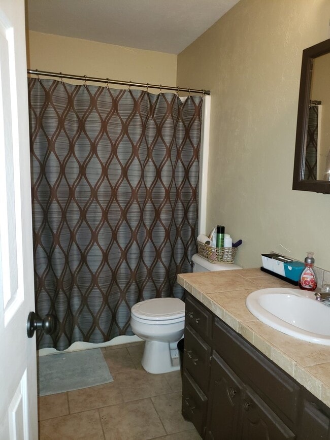 Photo - Nice 2 or 3 Bedroom, 1 Bath.