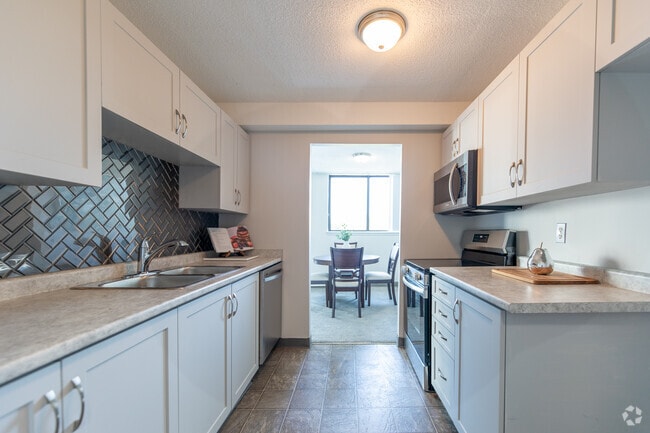 2BR, 1BA - Kitchen - Parkway Village