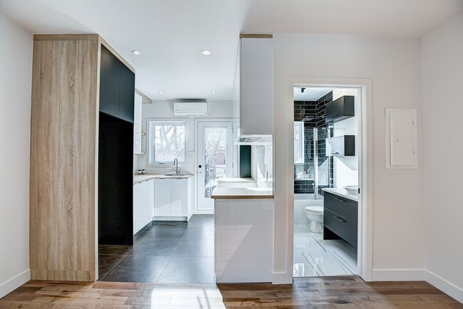 Photo - 10574 Av Christophe-Colomb Unit 3.5 available now