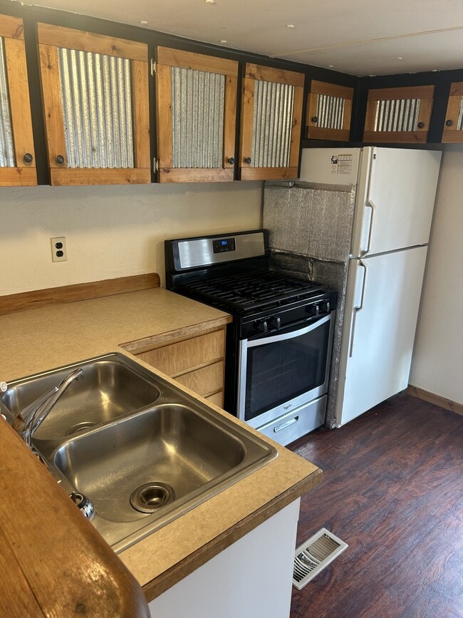 Building Photo - 820 N Montana St