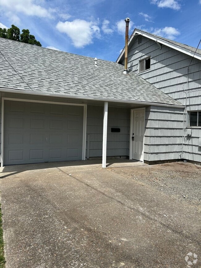 Building Photo - (935) Western Blvd - 3 Bedroom / 2 Bathroom Unit 1325 Rental