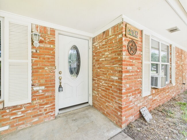 Photo - 1402 Village Dr