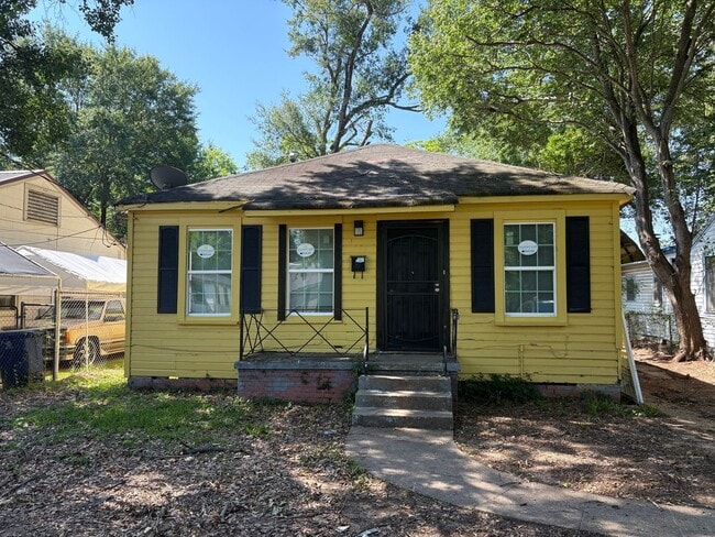 Building Photo - Nice 4 bedroom/1 bath house with Oven & Refrigerator!