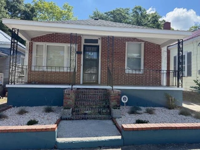 Building Photo - Charming Cottage in the trendy downtown area near Greenfield Lake Park