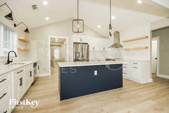 Photo - 933 Woodbourne Dr SW