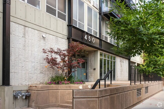 Building Photo - 450 W Briar Pl Rental