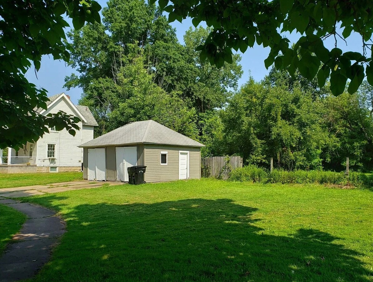 Photo - 736 W River Rd N