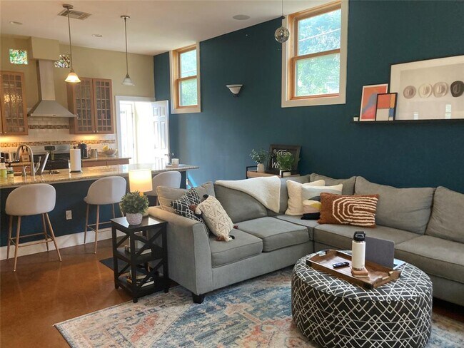 Photo - 704 Waller St