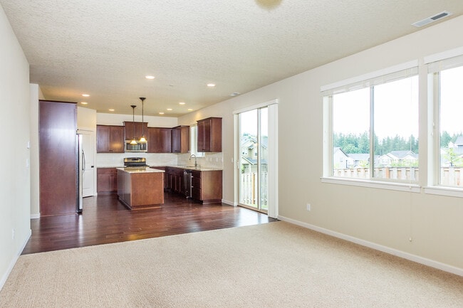 Photo - 4 Bedroom plus office 3 Bath Hills at Round Lake - Pet Friendly