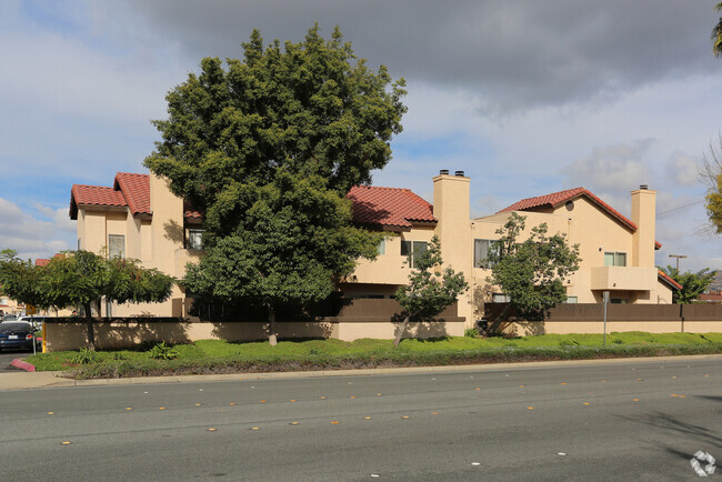 Building Photo - 1380 E Washington Ave Rental