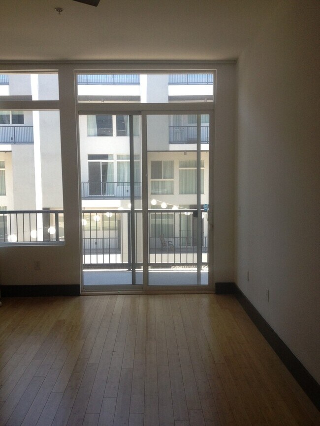 Building Photo - Loft 5 #8 325 Unit Loft 5 #325