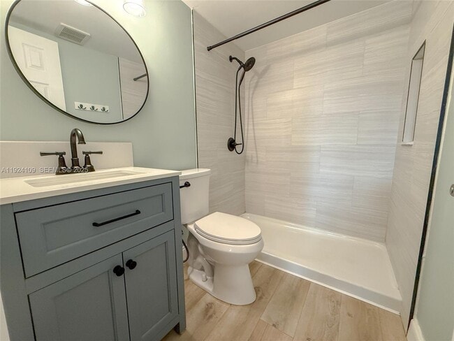 Building Photo - 3211 SW 44th St Unit 105