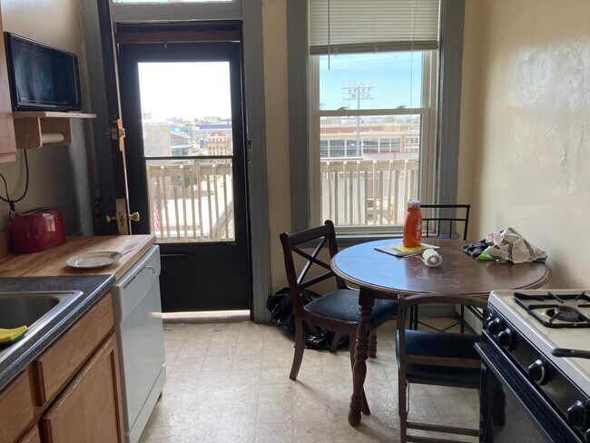 Photo - 328 E Knapp St