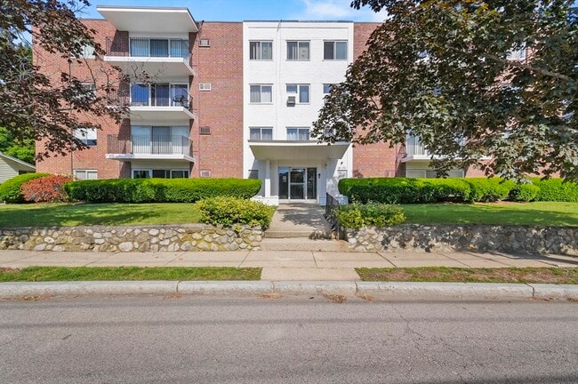 Building Photo - 260 Tremont St Unit 1 Rental