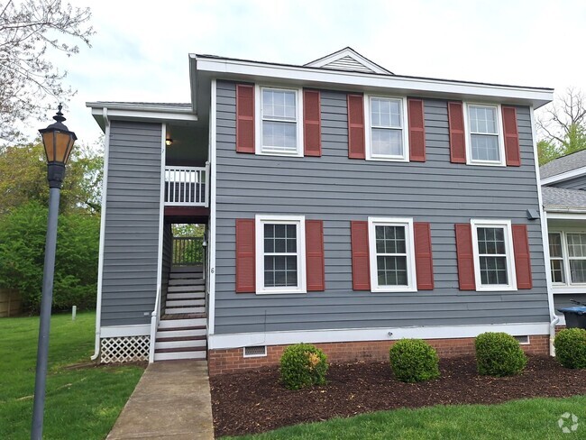 Building Photo - 2 bedroom/ 2 bathroom- Campus Court Unit 7 Rental