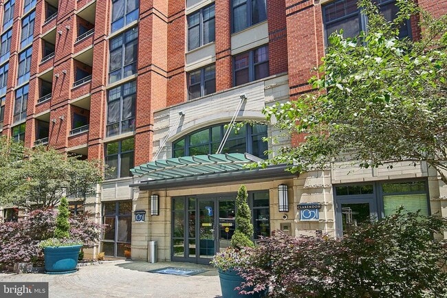 Building Photo - 1021 N Garfield St Unit 604