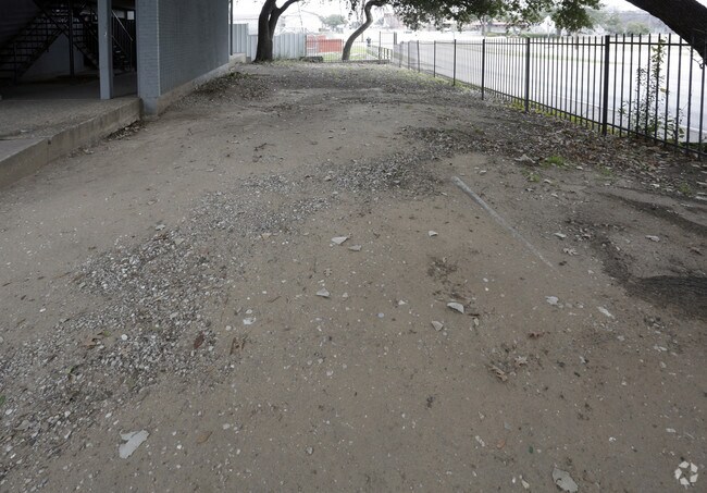 Photo - Oaks at Five Mile