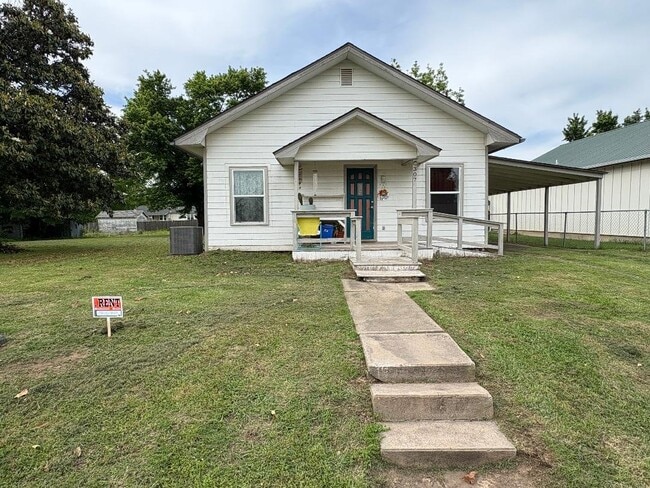 Photo - 307 E 3rd St