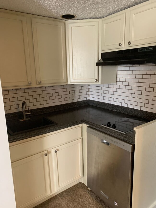 Building Photo - Charming 1-Bedroom Retreat in Vibrant Nash...