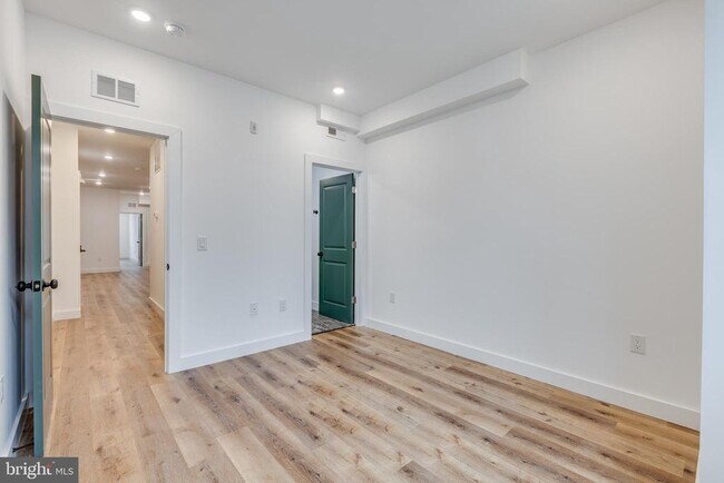 Photo - 2360 N 6th St