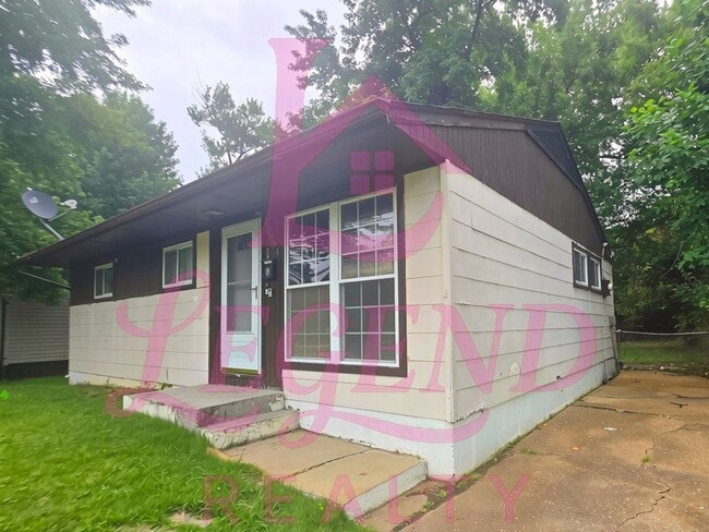 Photo - 3 Bedrooms | 1 Bathroom | Hardwood Floors | Bright Living/Dining Area | Galley Kitchen | Unfinish...