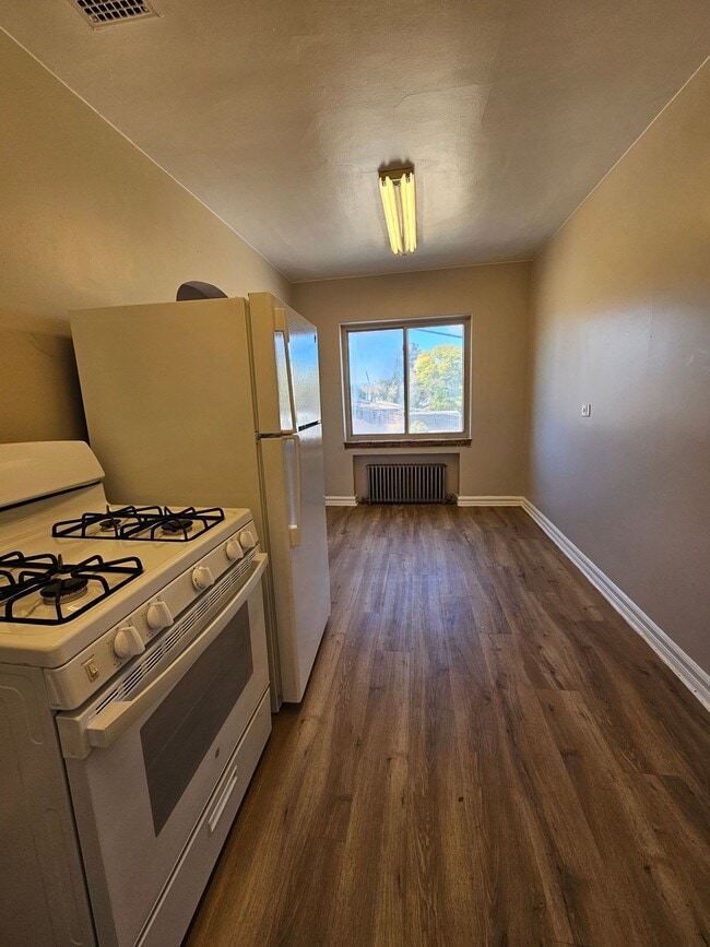 Photo - Lovely One Bedroom Apartment - Conveniently Located! Unit 2835 Colorado Blvd Apt 07